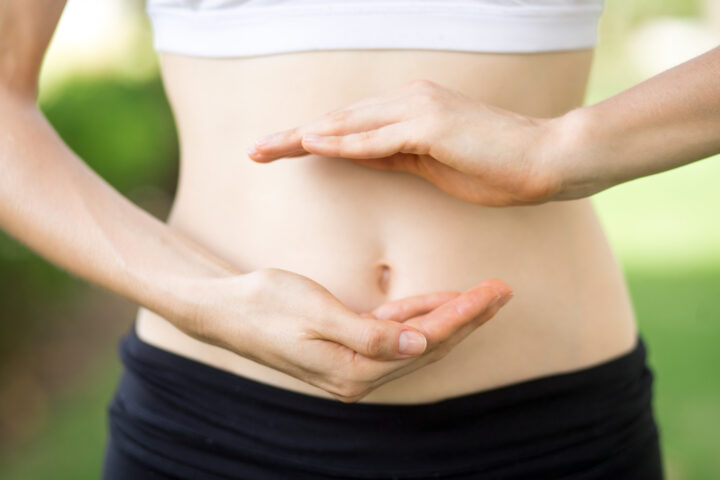 Persona con las manos en el abdomen
