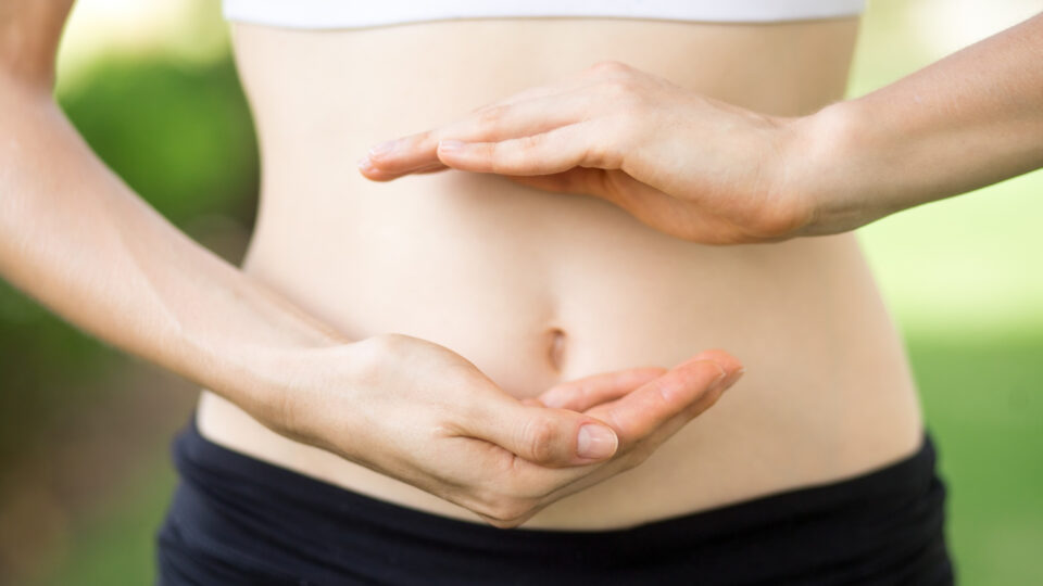 Persona con las manos en el abdomen