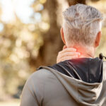 Persona mayor con dolor en el cuello