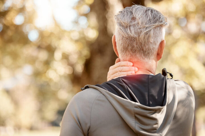 Persona mayor con dolor en el cuello