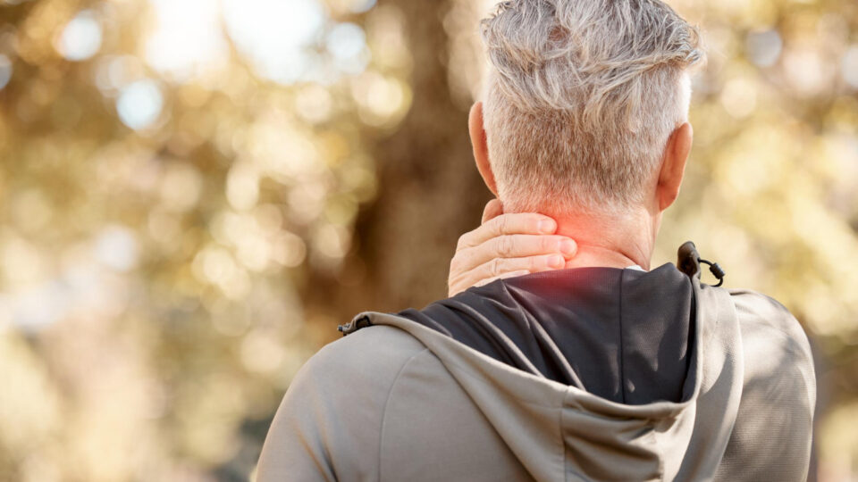 Persona mayor con dolor en el cuello